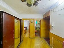 一梯两户,一楼带天井,南北通两室一厅,96年房龄