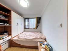 此房子,精装交付,户型方正 ,视野开阔