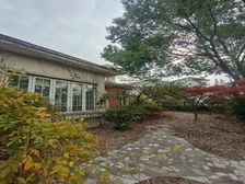 独栋别墅满五税费少,大花园业主急售,交通便利。2500万挂牌