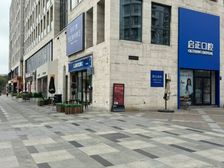 带租金40万出售。十几幢大型写字楼下沿街餐饮铺!写字楼入口