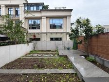 全新装修端头别墅,带电梯、中央空调、地暖,单层面积120平米