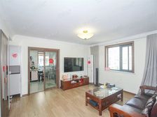 滨江电梯大两房,楼层佳南北通,新装修与别墅区做邻居