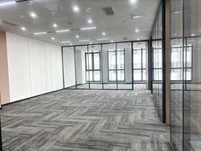 新凯达大厦 东北向 新装修 带隔断