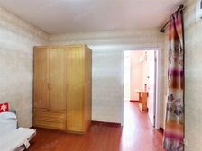 主卧朝南,小区中心位置,非顶楼房,开放式厨房