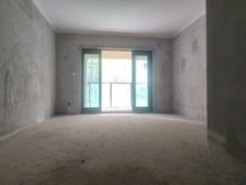 1楼带前后花园,5号线跟18号线50米。1梯2户洋房 84万