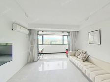 阁楼已装修好+房东诚心出售+户型正气+南北直通+地贴300米