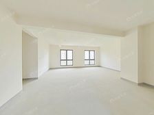 法式建筑 前排临河景观 顶楼送阁楼 停车方便 有钥匙随时看
