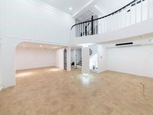 新出精装下叠别墅,花园80平,带车位,产权清晰位置好,价可谈