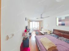 小区中间位置 户型方正 满五年 税费少