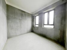 此房是小区位置中庭,视线采光好,顶复的房源,带车位