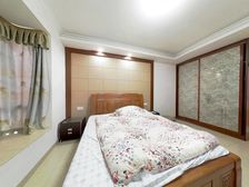 临深凤岗沃尔玛楼上精装三房,业主诚意出售。