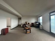 万科38栋横厅大平层 一线看江,看高尔夫,视野好