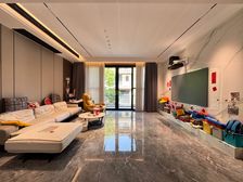 龙湖精装联排,中央空调、地暖齐全,现代轻奢风。全采光地下室