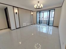 恒大悦府 不满两年 135平 精装 带车位 看房方便 有钥匙