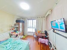 电梯小阁 南向揽云影入窗 中高栖居伴流光 待清风徐来