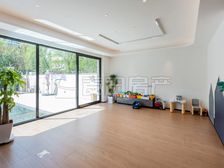 楼间距大 简约现代 南向落地窗 CIA光好