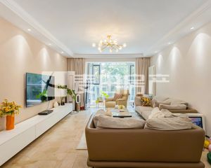 户型方正南北大四居,远眺西山