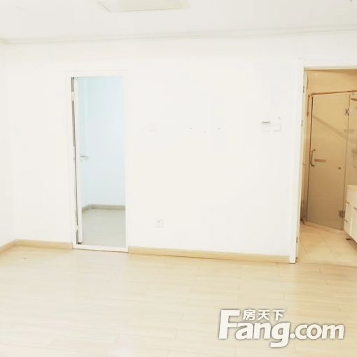 新华联广场公寓 1室1厅 南北 简装