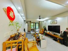 2010年次新小区一楼带花园,边套南北全明三房,停车位充足。