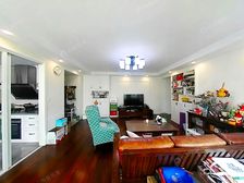 精装修三房两厅 带产权车位 出门方便 2010年商品小区!