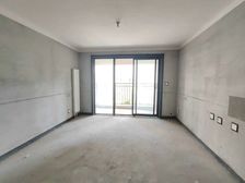 一楼有院子,有同等面积地下室,有车位