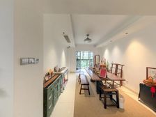 自住装修精装房,诚心出售,中间楼层