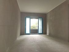 轻轨站旁万达广场步行街的四房业主急售