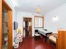 新上好房! 小区中心位置, 三楼,诚意出售,价格可谈!