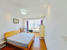 双南精装两室,近耀华路,户型方正,小区中间位置安静。