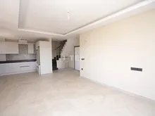 马赫穆特拉尔(Mahmutlar)靠近大海的单体建筑群中的公