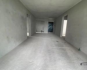 ,中间楼层,户型方正,无遮挡,南向,楼下配套应有尽有