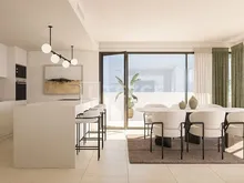 西班牙马尼埃瓦(Manilva)海滩附近带大露台的住宅