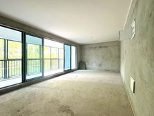 巴南区 轻轨站附近 端户四房带大花园 135万