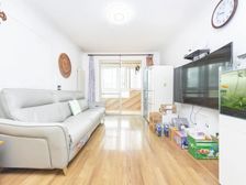 回龙观地铁站,中间层三居室。