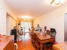 主卧朝南,居家装修,采光充足,靠近花园