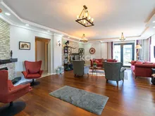 伊斯坦布尔自然景观中的带泳池和停车场的住宅