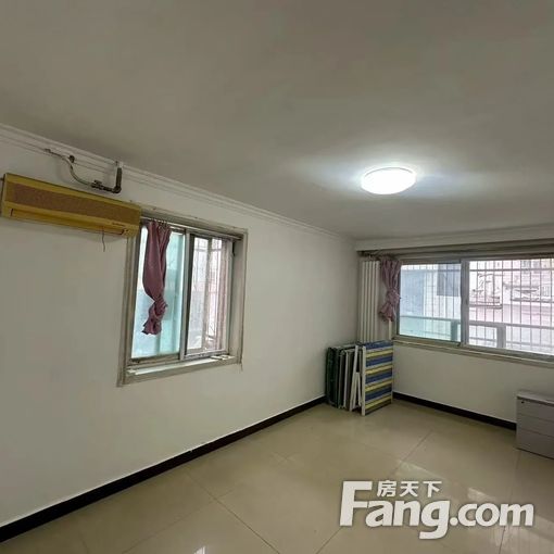 东大桥地铁站蓝岛大厦芳草地