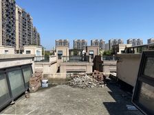 300万买 照母山光环旁 类独栋带屋顶花园 无豪宅税