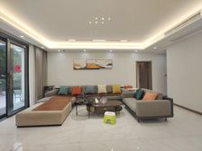 照母山商圈旁。带大花园,业主精装修,房源保真!