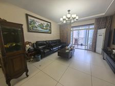 步行街住家精装4房 价格美丽 带95