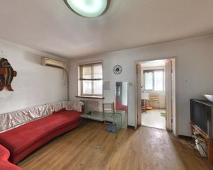 改善大两居 交通便利 中间楼层采光好 南北通透