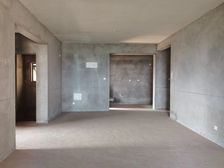 嘉悦江庭,门口轻轨6号线,朝中庭看公园