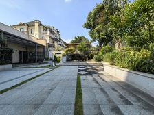 新上豪装别墅,装修9成新,保持很好,房子赠送面积大,带大花园