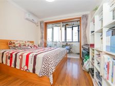 新上南北两房,东边套全明,建平可用,小区位置安静,看房方便。