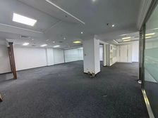 物业直租100%真实 正对电梯 数码大厦306平 现成布局