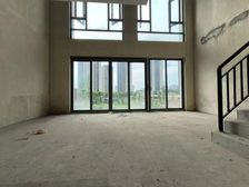 御湖壹号,可看湖的叠拼别墅,带70平花园,随时看房