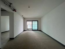 朝天门夜间灯火嘹亮 长嘉汇五期 四房 朝中庭