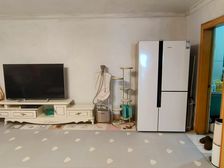 富乐北里小区四层,西边有青春路,东侧有斜街