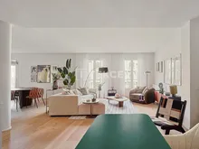 巴塞罗那(Barcelona)市中心修复建筑内的雅致公寓