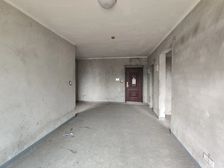 正规三房,朝小区里面,安静不吵。带大露台